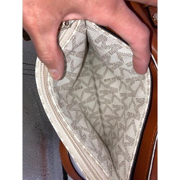 MICHAEL KORS, SMALL IVORY SIGNAURE LEATHER CROSSBODY BAG - Picture 11 of 14